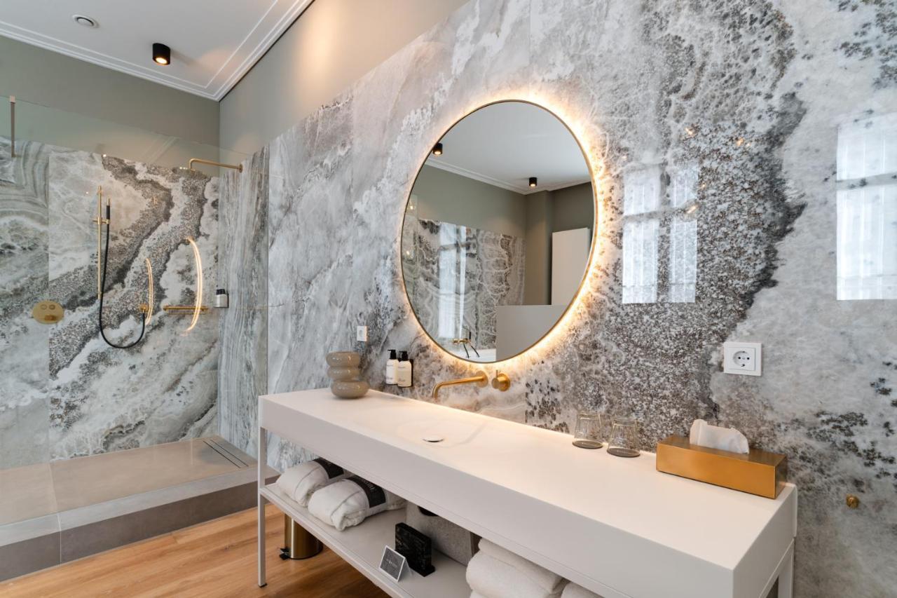 فندق هيت أريسثيس رورموند المظهر الخارجي الصورة Bathroom with a backlit mirror