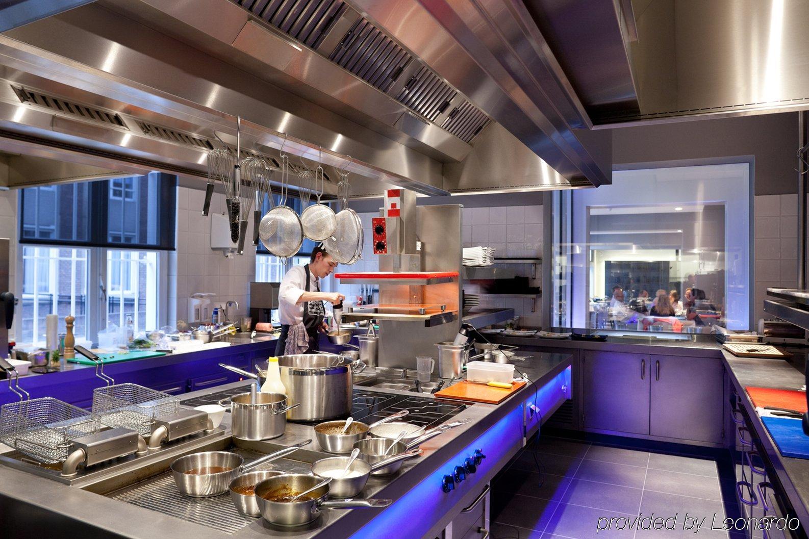 فندق هيت أريسثيس رورموند المطعم الصورة A commercial kitchen