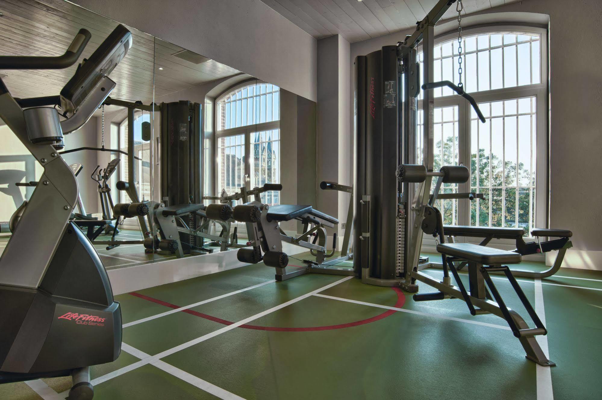 فندق هيت أريسثيس رورموند المظهر الخارجي الصورة The gym at the hotel